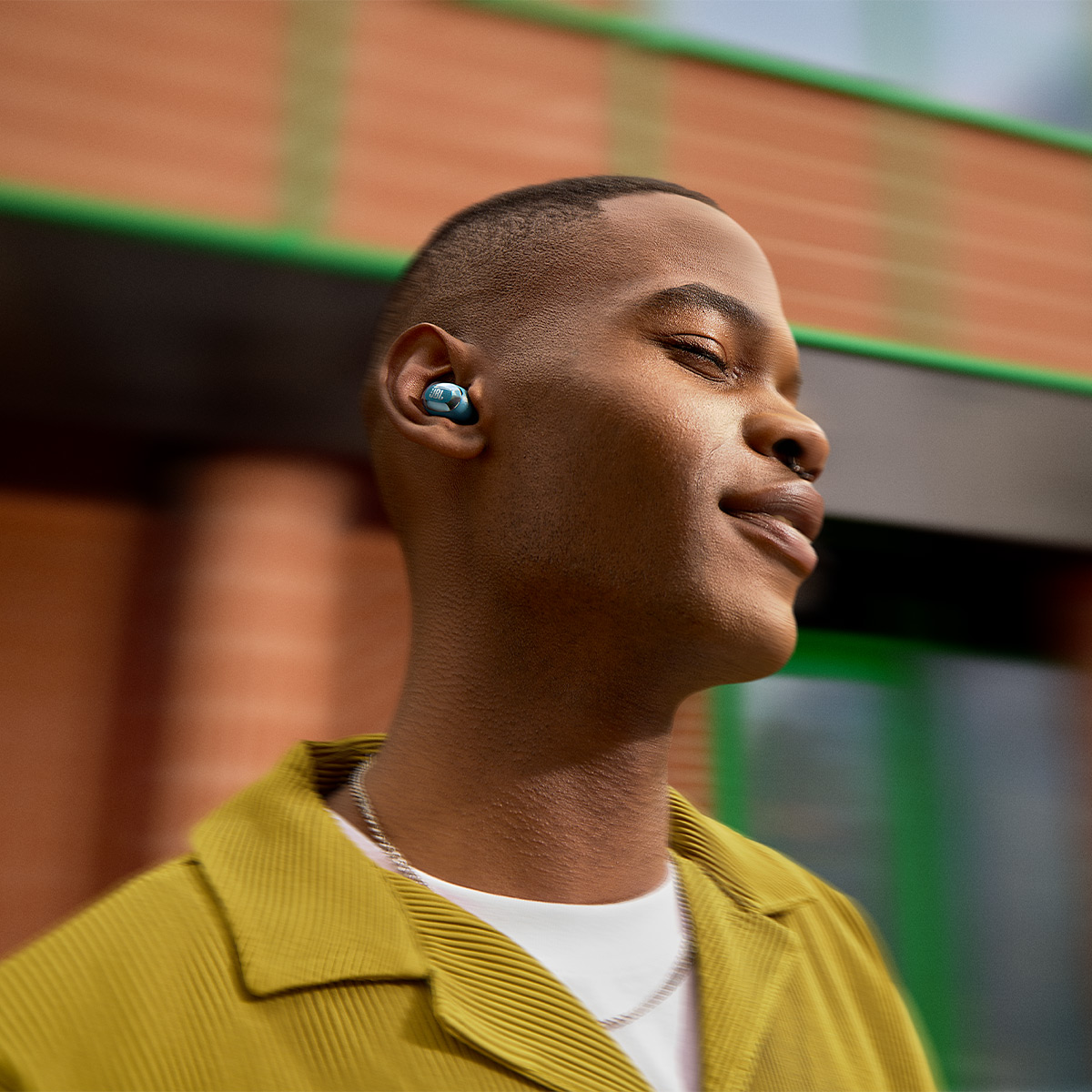 JBL Live Buds 3 Noise-Cancelling Earbuds with Smart Case - Picture 12 of 40